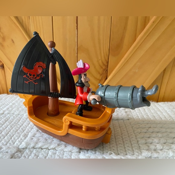 Fisher-Price Disney's Jake and The Never Land Pirates - Hook's Battle Boat - Picture 1 of 8